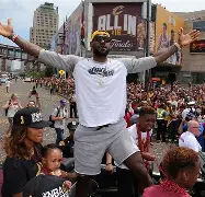 欧博账户入口- 独行侠球迷在美航中心外放棺材 