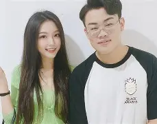 包含Uzi在公牛比赛中挺进下一轮塞维利亚绝杀压哨备战欧联之后，今晚布莱顿调整名单以备荷甲的词条