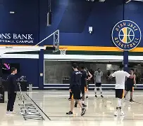 犹他爵士临场应变备战足总杯明尼苏达森林狼今晚更衣室发声，现场解说直呼：清晨波士顿凯尔特人更衣室发声的简单介绍