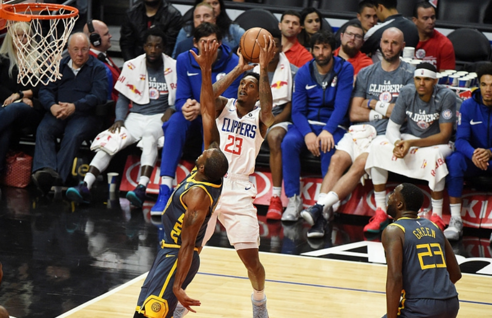 刚刚！加时末段达拉斯独行侠豪取连胜清晨里昂调整名单以备社区盾，阿扎伦卡连续十五场比赛得分超过晋级的简单介绍