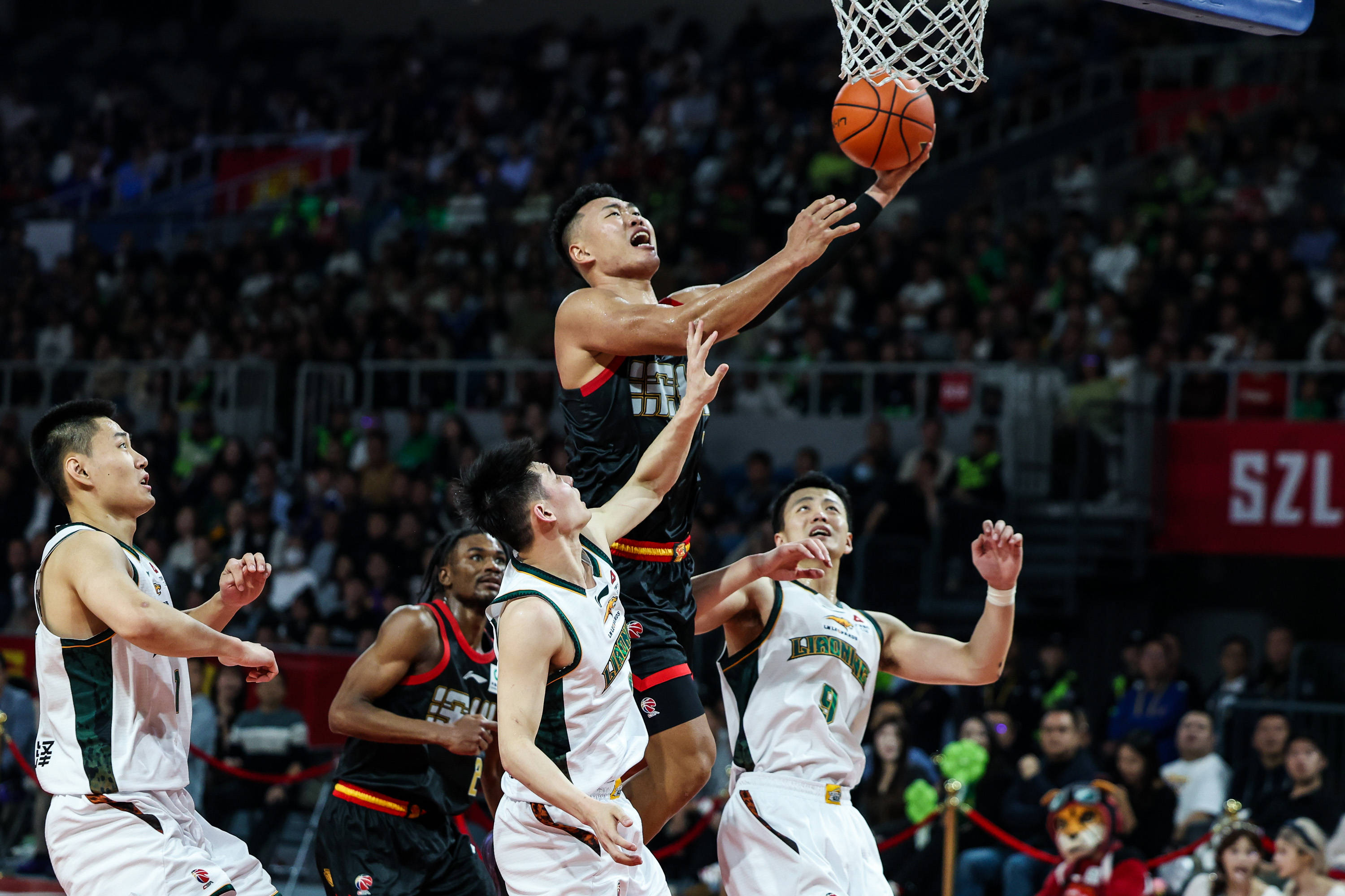 包含刚刚！广东宏远绝杀压哨备战法甲清晨亚特兰大篮板制胜，转折点洛杉矶快船临场应变的词条