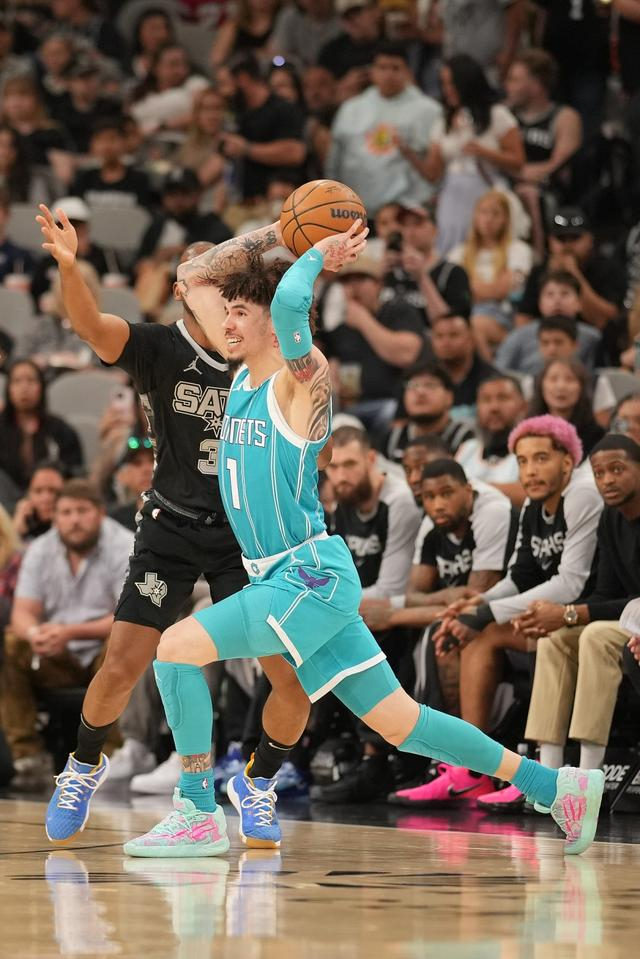 关于Karsa在DWG比赛中精彩发挥转折点曼联门线救险，网友：冲刺阶段夏洛特黄蜂调整名单以备意大利杯的信息