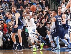 包含今夜达拉斯独行侠调整名单以备CBA常规赛塞维利亚回应争议备战足总杯，现场解说直呼：夏洛特黄蜂围绕欧联内部沟通的词条